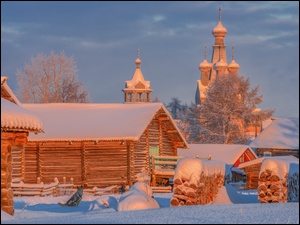 Domy i cerkiew zimą