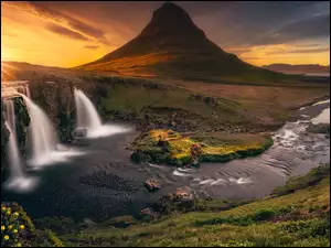 Góra Kirkjufell, Islandia, Rzeka, Zachód słońca, Wodospad Kirkjufellsfoss, Chmury