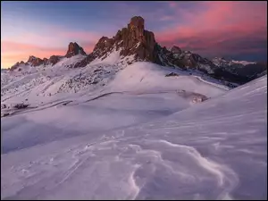 Zachód słońca, Śnieg, Domy, Zima, Góry, Włochy, Przełęcz, Dolomity, Passo di Giau, Droga