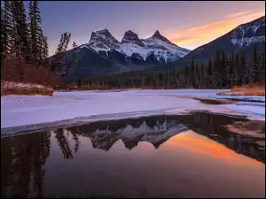 Zima, Alberta, Drzewa, Rzeka, Bow River, Góry, Canadian Rockies, Kanada, Góra Three Sisters