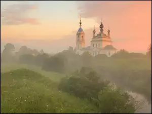 Kościół i dzwonnica w porannej mgle
