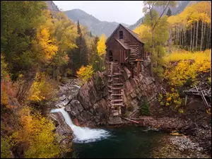 Opuszczony drewniany młyn Crystal Mill w Kolorado