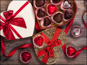 Otwarte bombonierki z czekoladkami w kształcie serduszek na Walentynki