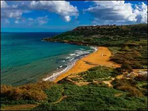 Widok na zatokę i plażę Ramla Beach na wyspie Gozo