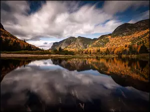 Malownicza jesień nad jeziorem w górach