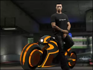 Mężczyzna przy motocyklu z gry Grand Theft Auto V