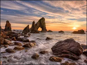 Wschód słońca nad morskimi skałami