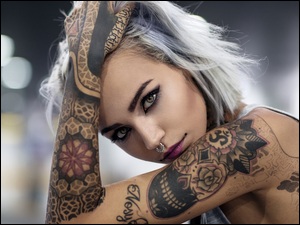 Kobieta w makijażu i tatuażami na ciele