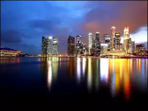 drapacze chmur wieczorową porą w Singapurze