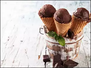 Trzy czekoladowe lody