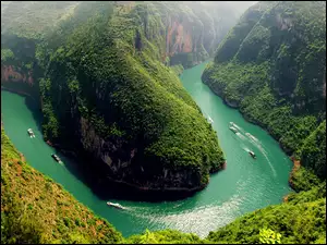 Statki płynące po rzece Jangcy w dolinie gór w Chinach