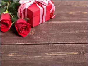 Czerwone róże z prezentem