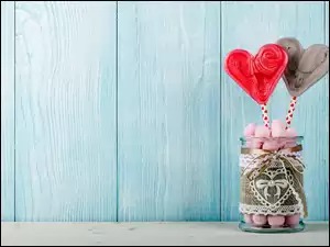Walentynkowa dekoracja z serduszkami w słoiku