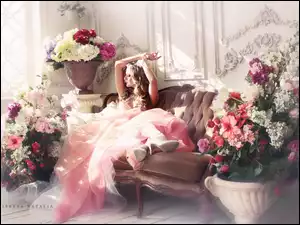 Leżąca na sofie kobieta w różowej tiulowej sukni pośród bukietów kwiatów