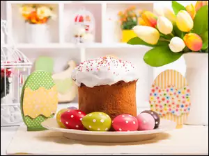 Wielkanocna babeczka z kolorowymi pisankami na talerzyku