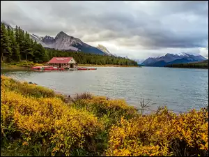Jesień, Park Narodowy Jasper, Łódki, Lasy, Przystań, Prowincja Alberta, Jezioro Maligne, Kanada, Góry