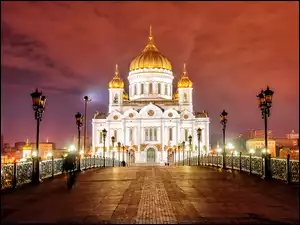 Widok z mostu na oświetlony Sobór Chrystusa Zbawiciela w Moskwie nocą