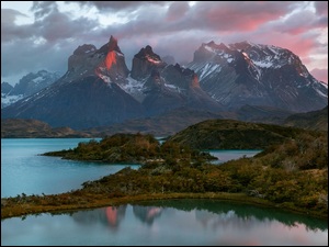 Park Narodowy Torres del Paine, Patagonia, Krzewy, Jezioro, Chmury, GĂłry Torres del Paine, OĹnieĹźone, Chile, Szczyty