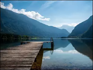 Górskie leśne jezioro z pomostem
