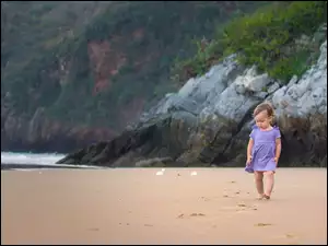 Samotne dziecko na plaży