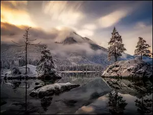 Góry zimowe z drzewami i jeziorem