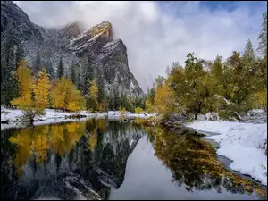 Odbicie, Drzewa, Chmury, Stany Zjednoczone, Park Narodowy Yosemite, Góry, Merced River, Ciemne, Rzeka, Śnieg, Kamienie, Kalifornia
