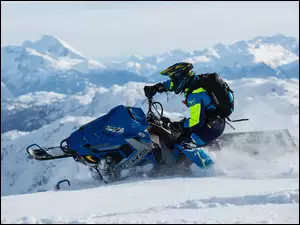 Mężczyzna na skuterze śnieżnym
