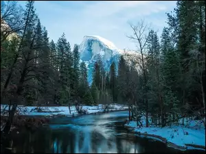 Stany Zjednoczone, Szczyt Half Dome, Kalifornia, Drzewa, Park Narodowy Yosemite, Rzeka, Merced River, Góry, Śnieg