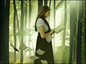 Kobieta z książką w lesie