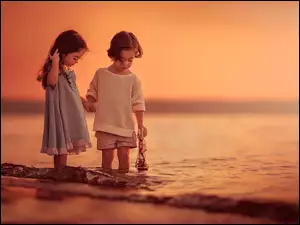 Dwoje dzieci na brzegu morza