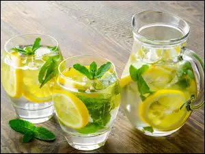 Woda z cytryną w szklankach