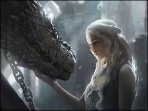 Emilia Clarke Daenerys Targaryen ze smokiem w serialu Gra o Tron