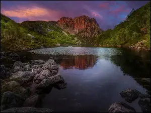 Górskie jezioro z kamienistym brzegiem