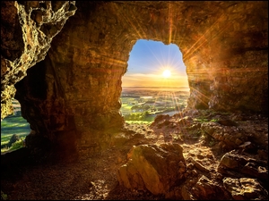 Promienie słońca w jaskini Kesh w Irlandii