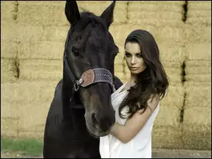 Kobieta i czarny koń