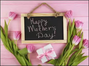Tulipany obok tablicy z życzeniami na dzień matki
