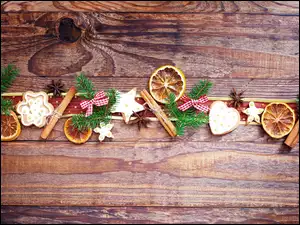 dekoracja świąteczna z lasek cynamonu i ciasteczek z kokardkami