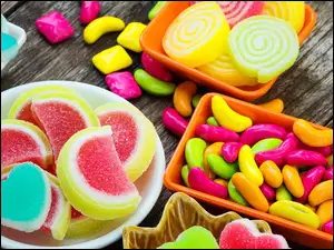 Kolorowe galaretki w cukrze obok cukierków