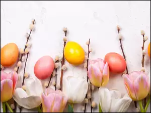 Tulipany pisanki i bazie w kompozycji wielkanocnej