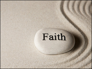 Kamień z napisem Faith w piasku