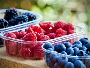 Owoce w pojemnikach plastikowych