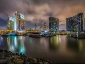 Oświetlone drapacze chmur przy porcie w San Diego w Kalifornii nocą