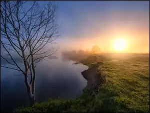 Rosyjska rzeka Sherna o wschodzie słońca