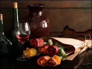 Bukiet róż obok butelek i kieliszka z winem