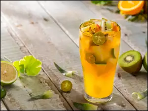 Lemoniada z owocami w szklance