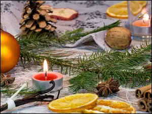 Kompozycja świąteczna z bombką i świeczkami