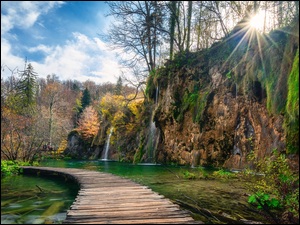Chmury, Wodospad, Jezioro, Park Narodowy Jezior Plitwickich, Drzewa, Promienie sĹoĹca, Chorwacja, Pomost