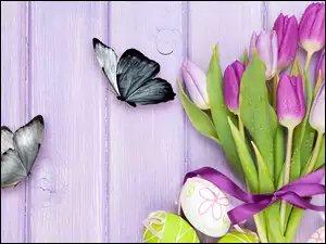 Bukiet tulipanów z wielkanocnymi pisankami i motylki