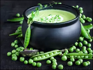 Groszek zielony wokół miseczki z zupą