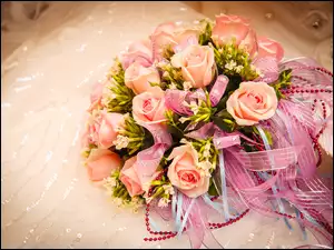 Bukiet kwiatów z różową wstążką na rozmytym tle